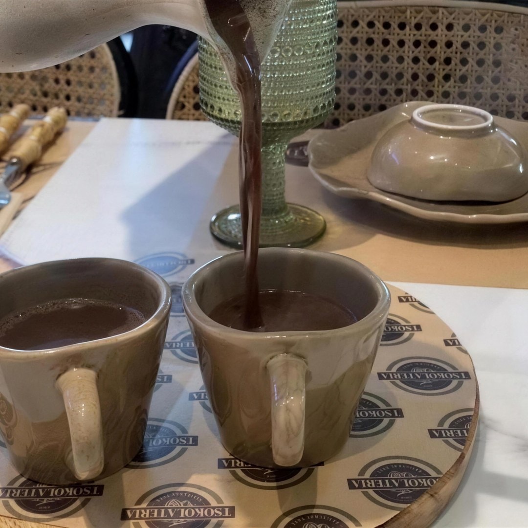 Pouring tsokolate at the table
