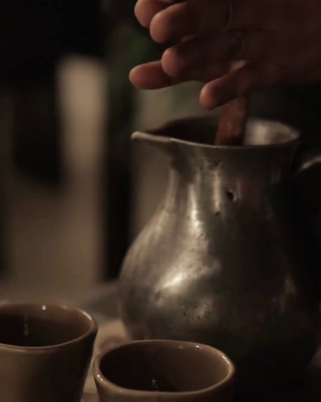 Hands whisking tsokolate with the batirol
